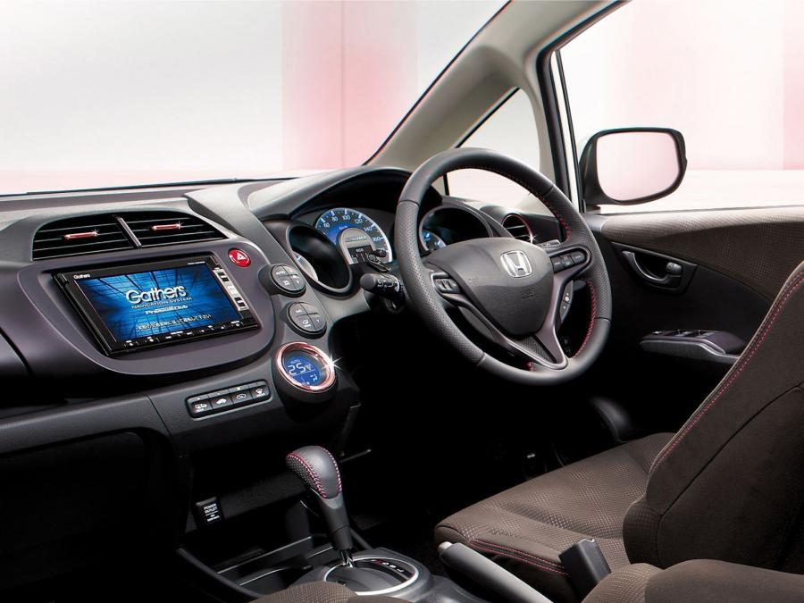  Honda Fit Hybrid She s 2012 года  (фото 2 из 5)